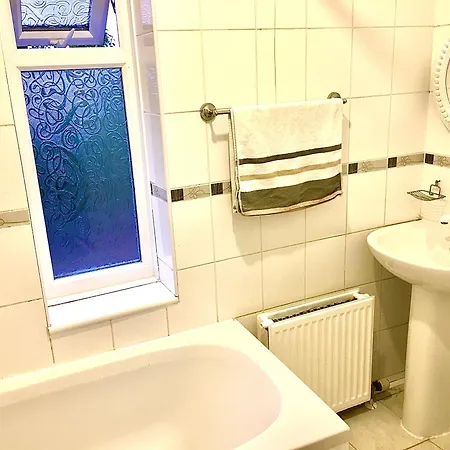 The Washington Sleeps 10 People Park 4 Cars Holiday home