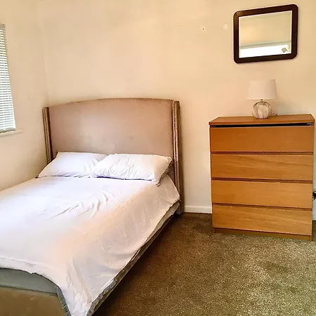 The Washington Sleeps 10 People Park 4 Cars Holiday home *