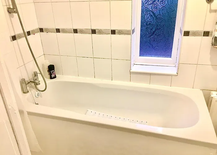 The Washington Sleeps 10 People Park 4 Cars * Bristol