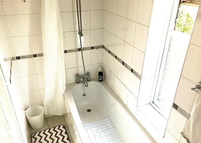 The Washington Sleeps 10 People Park 4 Cars Holiday home Bristol