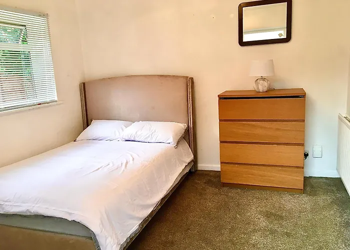 The Washington Sleeps 10 People Park 4 Cars Holiday home *