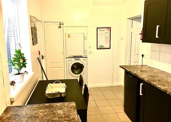 The Washington Sleeps 10 People Park 4 Cars Holiday home *